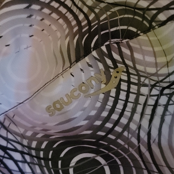 Saucony runners light weight jacket. Woman's Size m - Picture 4 of 4